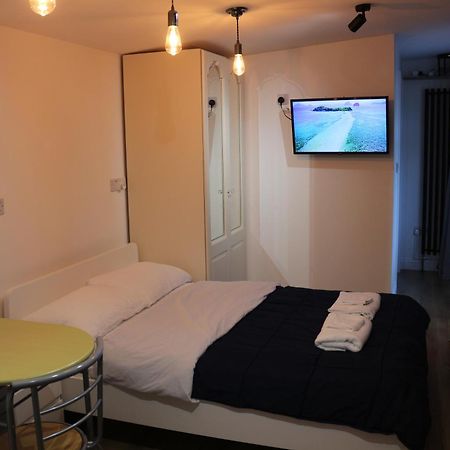 Self Contained, Double Bed Studio, Private Kitchen, Private Bath, Walking Distance To Harry Potter Уотфорд Екстериор снимка