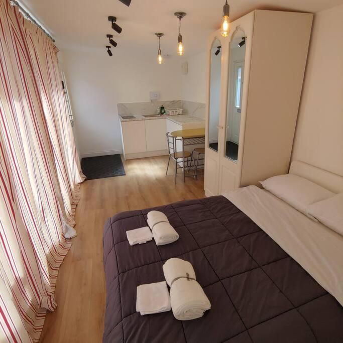 Self Contained, Double Bed Studio, Private Kitchen, Private Bath, Walking Distance To Harry Potter Уотфорд Екстериор снимка
