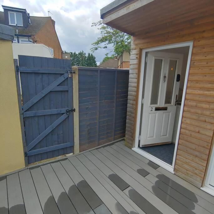 Self Contained, Double Bed Studio, Private Kitchen, Private Bath, Walking Distance To Harry Potter Уотфорд Екстериор снимка