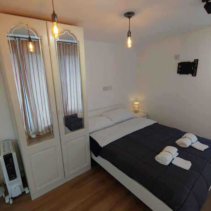 Self Contained, Double Bed Studio, Private Kitchen, Private Bath, Walking Distance To Harry Potter Уотфорд Екстериор снимка