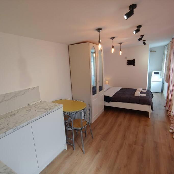 Self Contained, Double Bed Studio, Private Kitchen, Private Bath, Walking Distance To Harry Potter Уотфорд Екстериор снимка