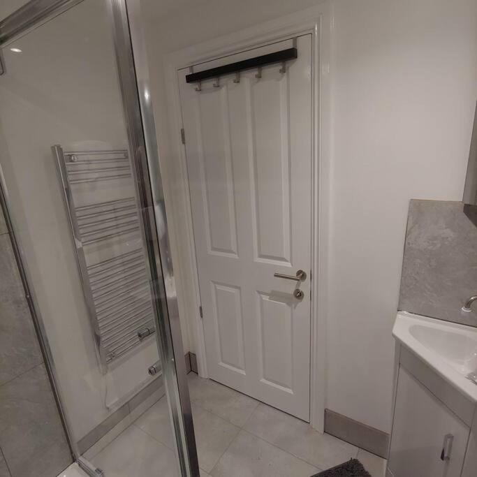 Self Contained, Double Bed Studio, Private Kitchen, Private Bath, Walking Distance To Harry Potter Уотфорд Екстериор снимка