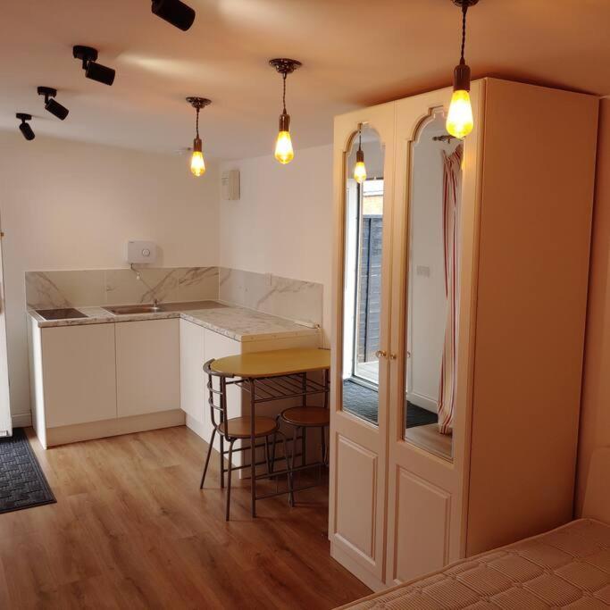 Self Contained, Double Bed Studio, Private Kitchen, Private Bath, Walking Distance To Harry Potter Уотфорд Екстериор снимка