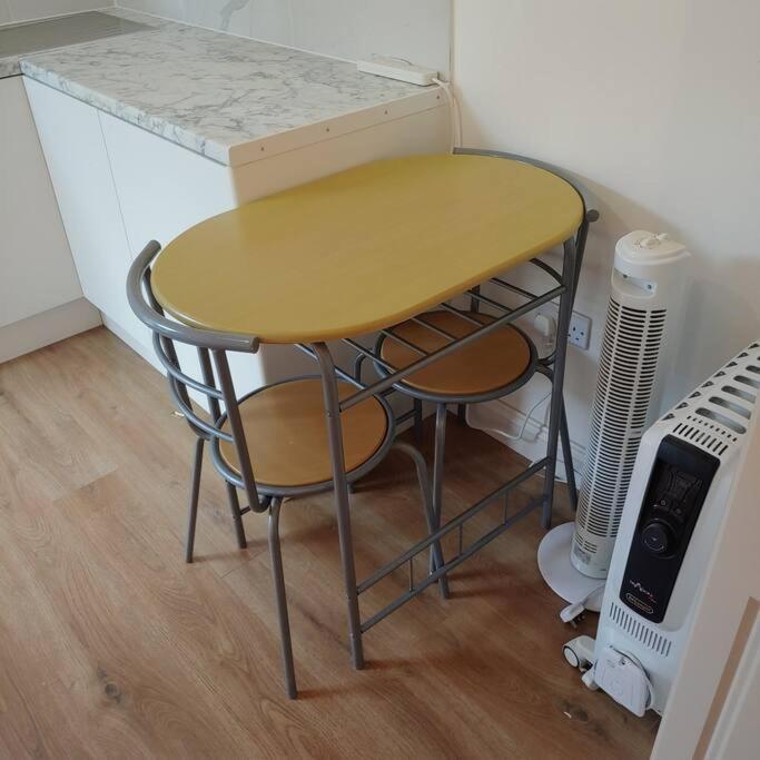 Self Contained, Double Bed Studio, Private Kitchen, Private Bath, Walking Distance To Harry Potter Уотфорд Екстериор снимка