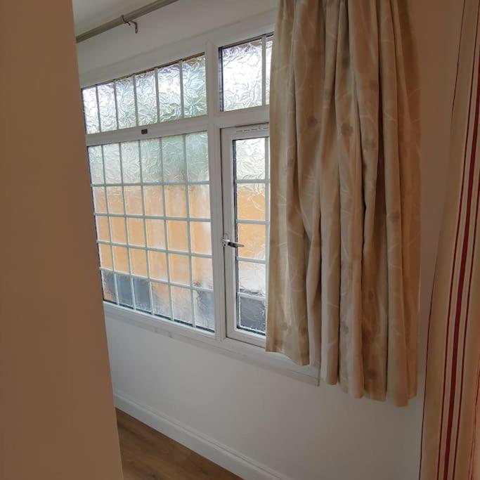 Self Contained, Double Bed Studio, Private Kitchen, Private Bath, Walking Distance To Harry Potter Уотфорд Екстериор снимка