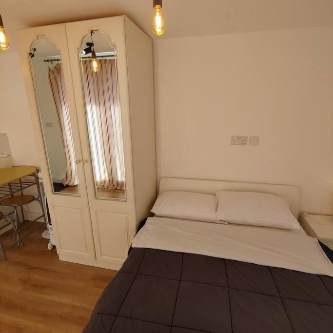 Self Contained, Double Bed Studio, Private Kitchen, Private Bath, Walking Distance To Harry Potter Уотфорд Екстериор снимка