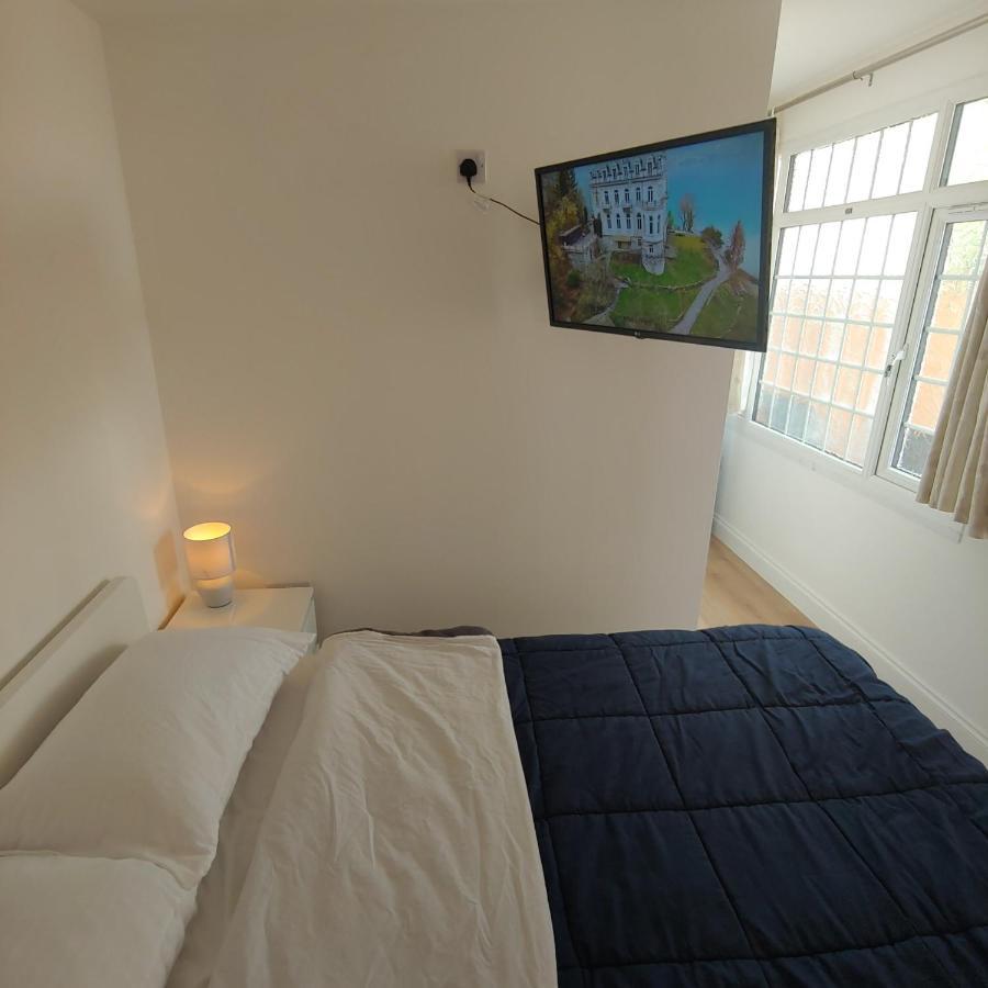 Self Contained, Double Bed Studio, Private Kitchen, Private Bath, Walking Distance To Harry Potter Уотфорд Екстериор снимка