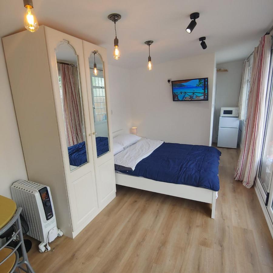 Self Contained, Double Bed Studio, Private Kitchen, Private Bath, Walking Distance To Harry Potter Уотфорд Екстериор снимка