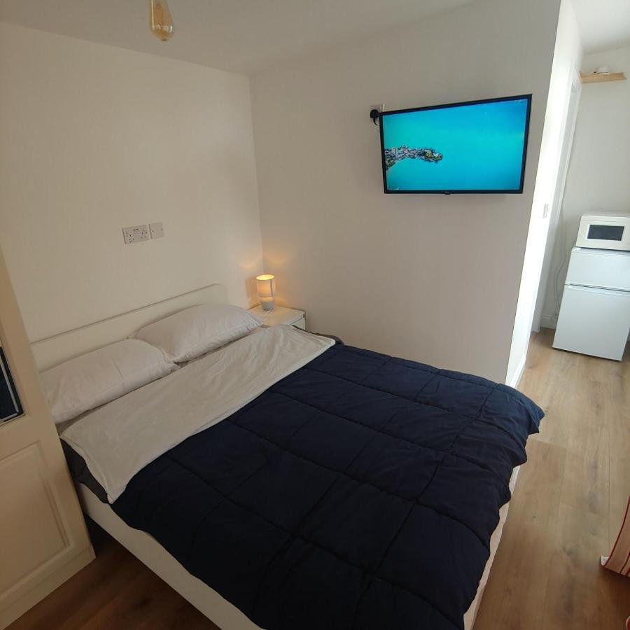 Self Contained, Double Bed Studio, Private Kitchen, Private Bath, Walking Distance To Harry Potter Уотфорд Екстериор снимка