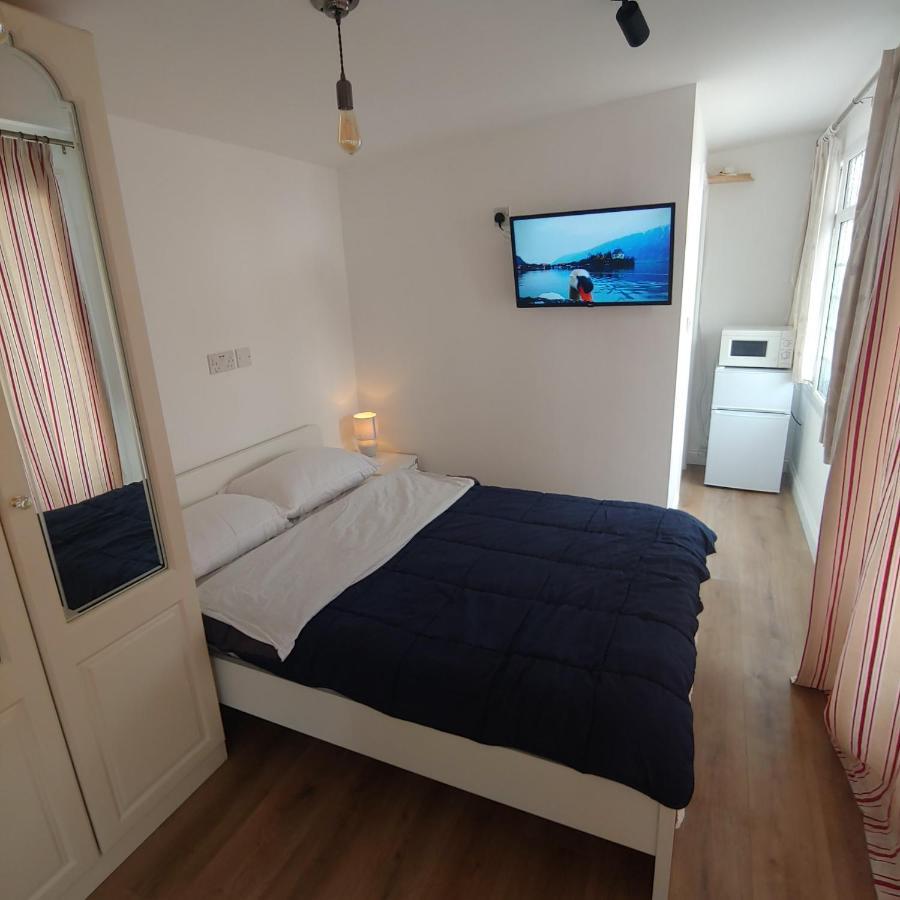 Self Contained, Double Bed Studio, Private Kitchen, Private Bath, Walking Distance To Harry Potter Уотфорд Екстериор снимка