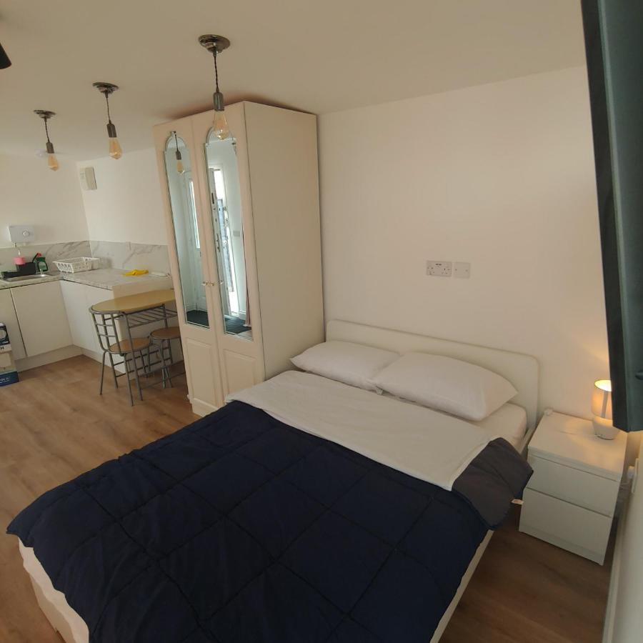 Self Contained, Double Bed Studio, Private Kitchen, Private Bath, Walking Distance To Harry Potter Уотфорд Екстериор снимка