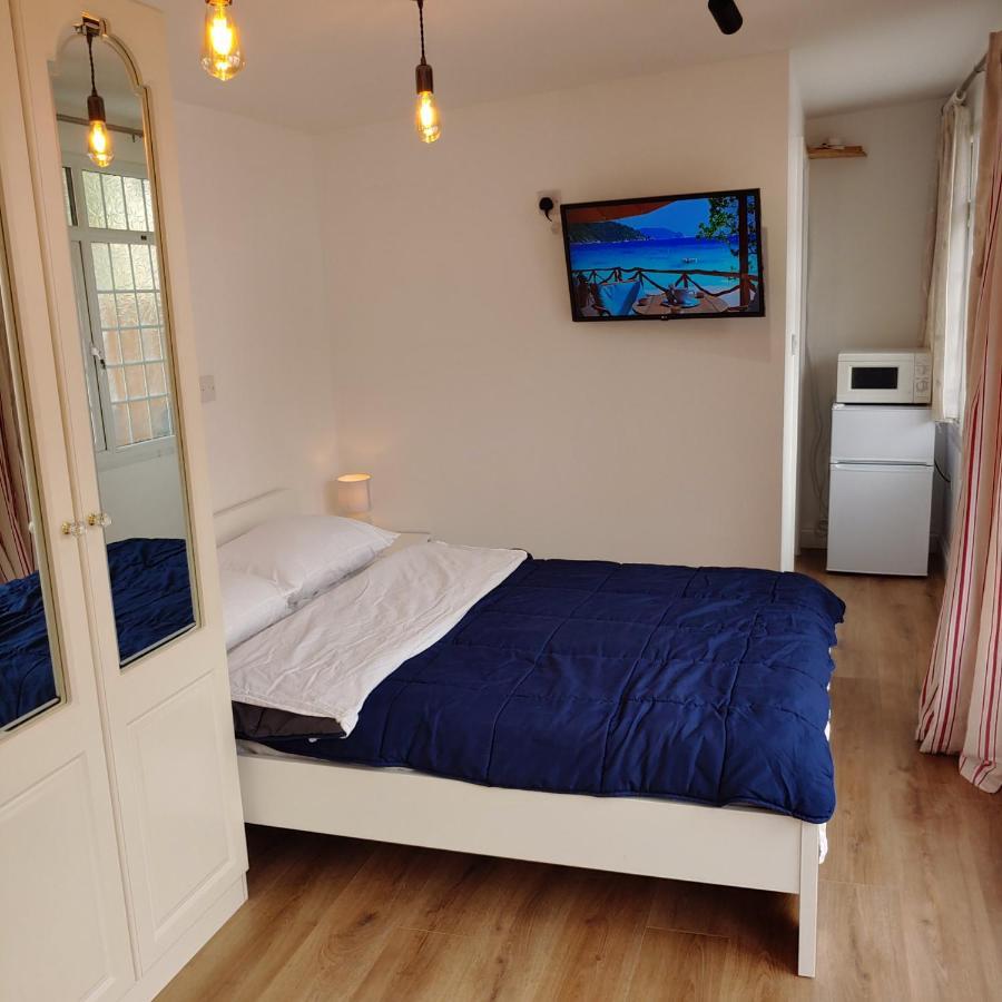 Self Contained, Double Bed Studio, Private Kitchen, Private Bath, Walking Distance To Harry Potter Уотфорд Екстериор снимка