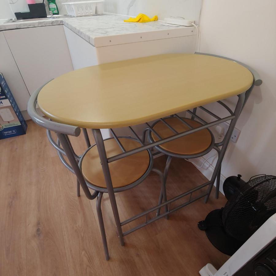 Self Contained, Double Bed Studio, Private Kitchen, Private Bath, Walking Distance To Harry Potter Уотфорд Екстериор снимка