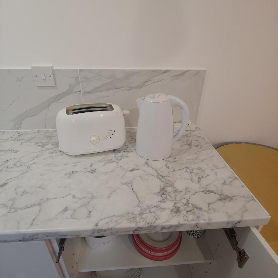 Self Contained, Double Bed Studio, Private Kitchen, Private Bath, Walking Distance To Harry Potter Уотфорд Екстериор снимка