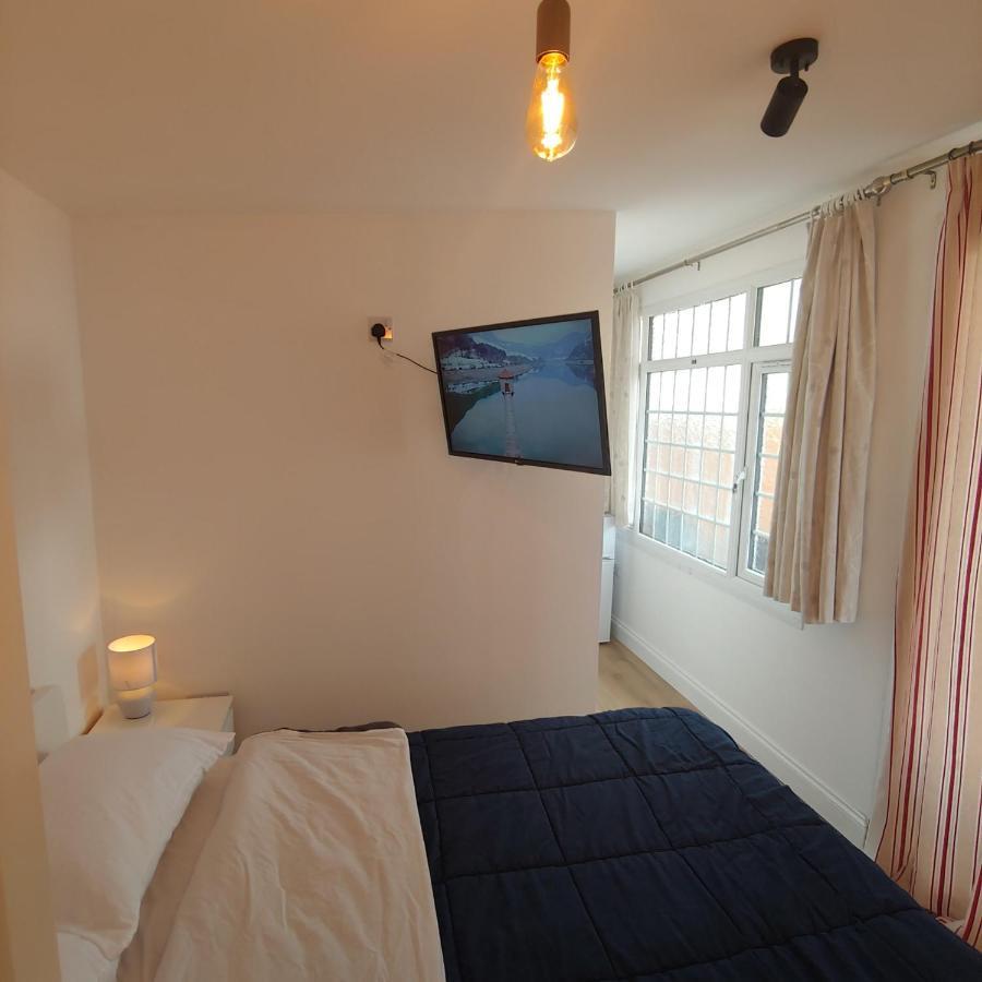 Self Contained, Double Bed Studio, Private Kitchen, Private Bath, Walking Distance To Harry Potter Уотфорд Екстериор снимка