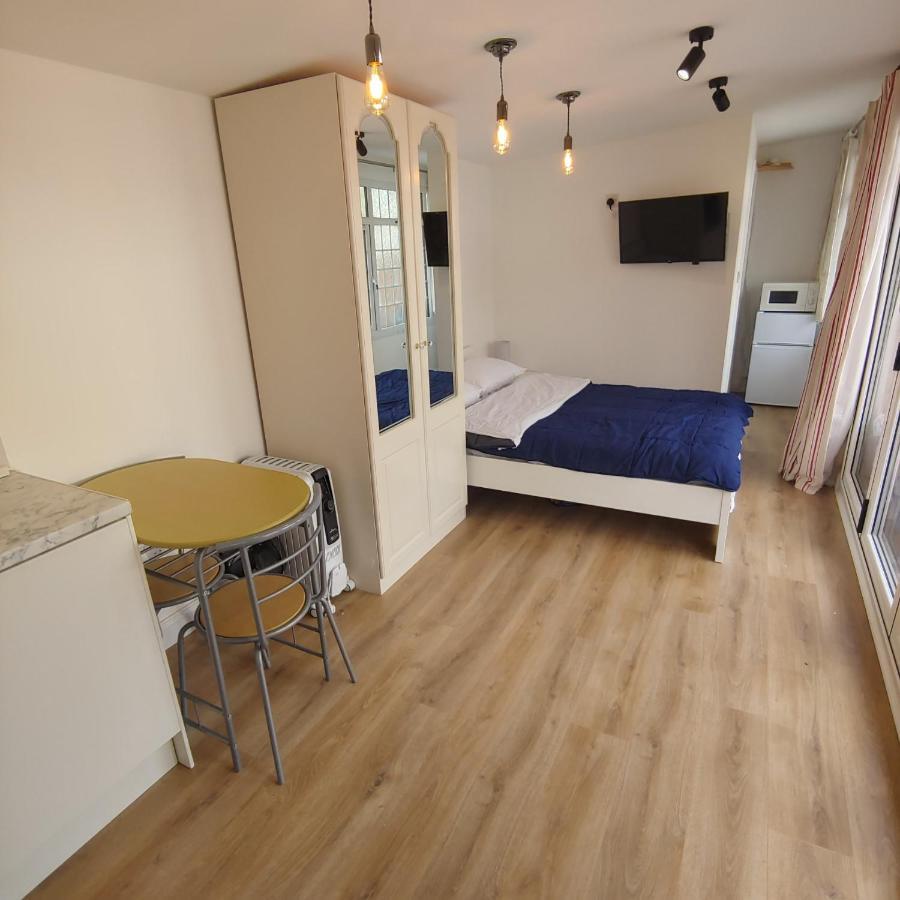 Self Contained, Double Bed Studio, Private Kitchen, Private Bath, Walking Distance To Harry Potter Уотфорд Екстериор снимка