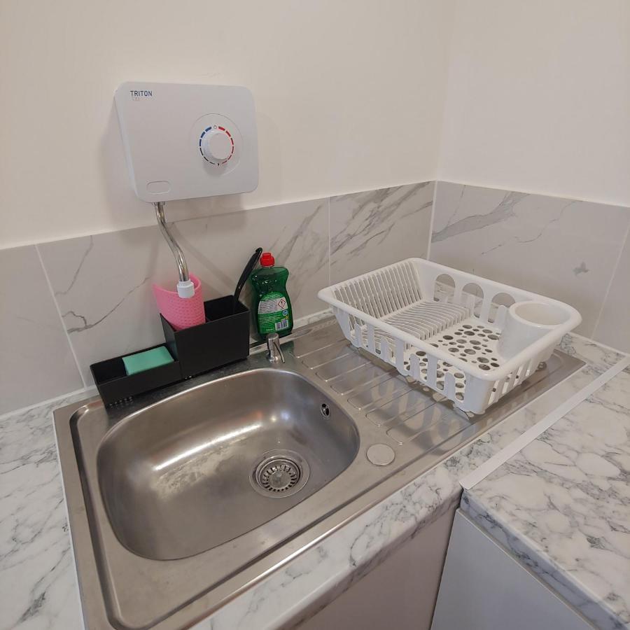 Self Contained, Double Bed Studio, Private Kitchen, Private Bath, Walking Distance To Harry Potter Уотфорд Екстериор снимка