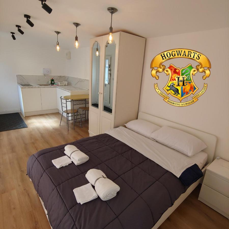 Self Contained, Double Bed Studio, Private Kitchen, Private Bath, Walking Distance To Harry Potter Уотфорд Екстериор снимка