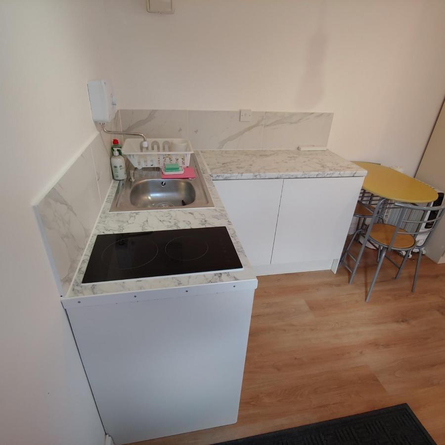 Self Contained, Double Bed Studio, Private Kitchen, Private Bath, Walking Distance To Harry Potter Уотфорд Екстериор снимка