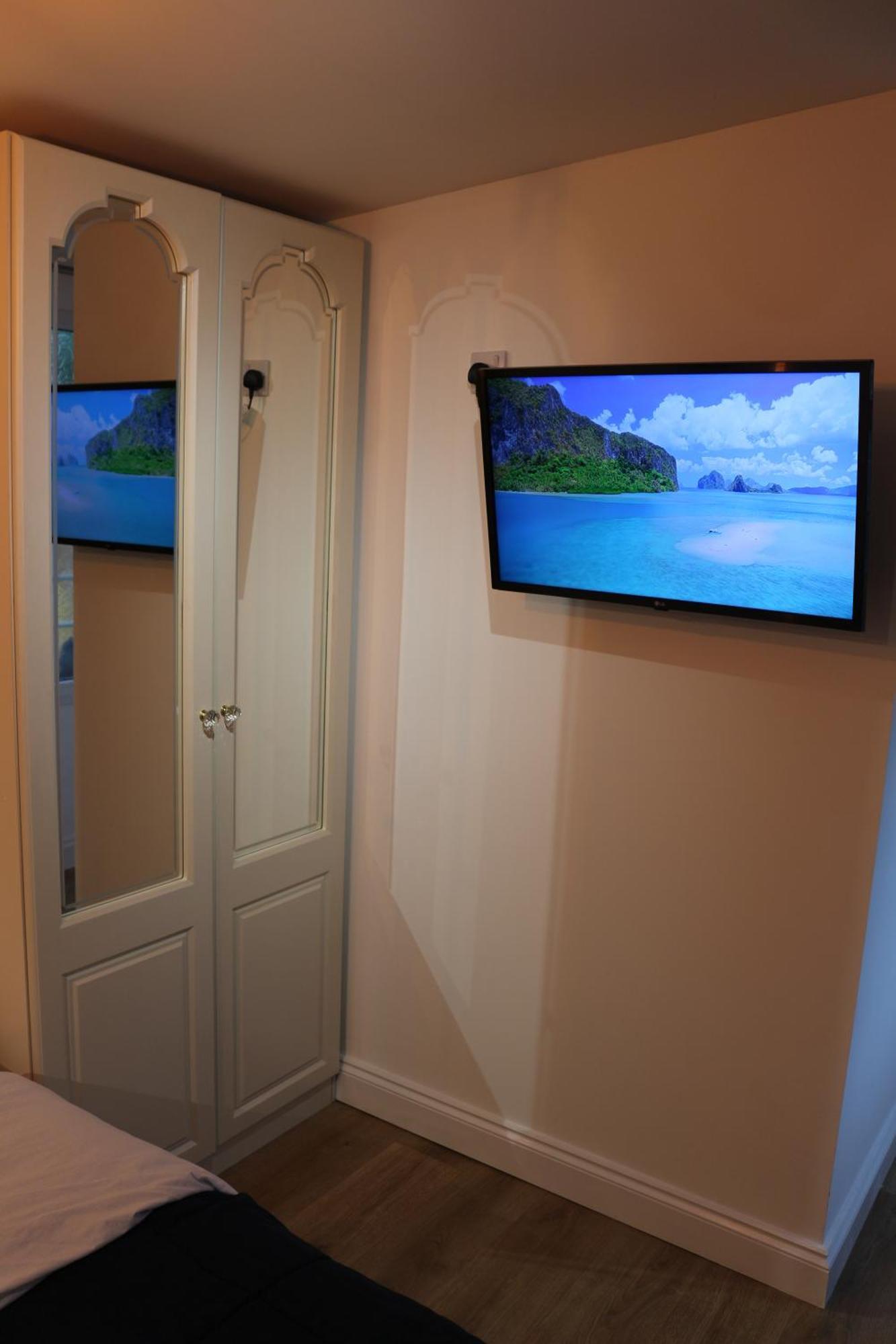 Self Contained, Double Bed Studio, Private Kitchen, Private Bath, Walking Distance To Harry Potter Уотфорд Екстериор снимка