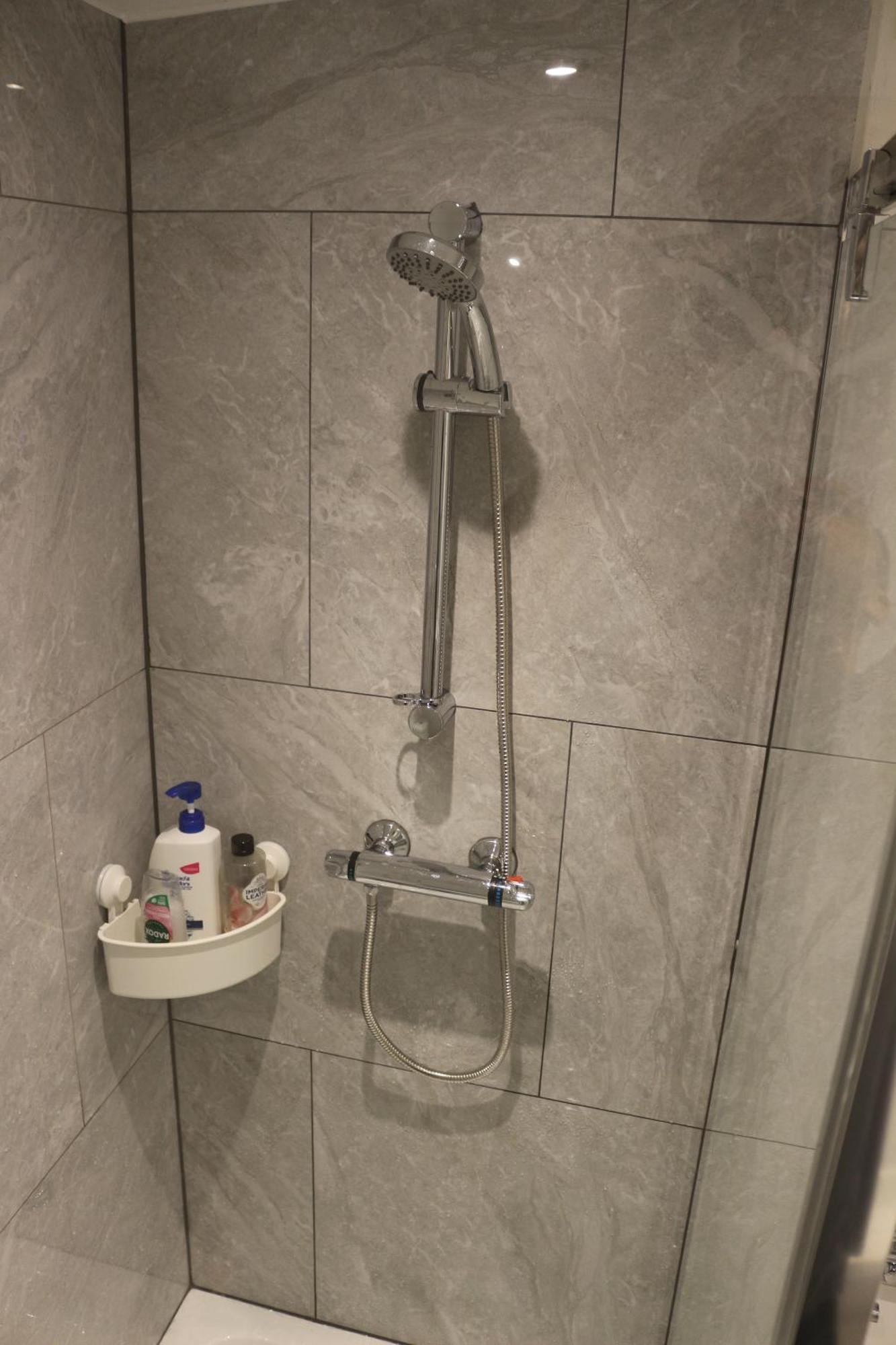 Self Contained, Double Bed Studio, Private Kitchen, Private Bath, Walking Distance To Harry Potter Уотфорд Екстериор снимка