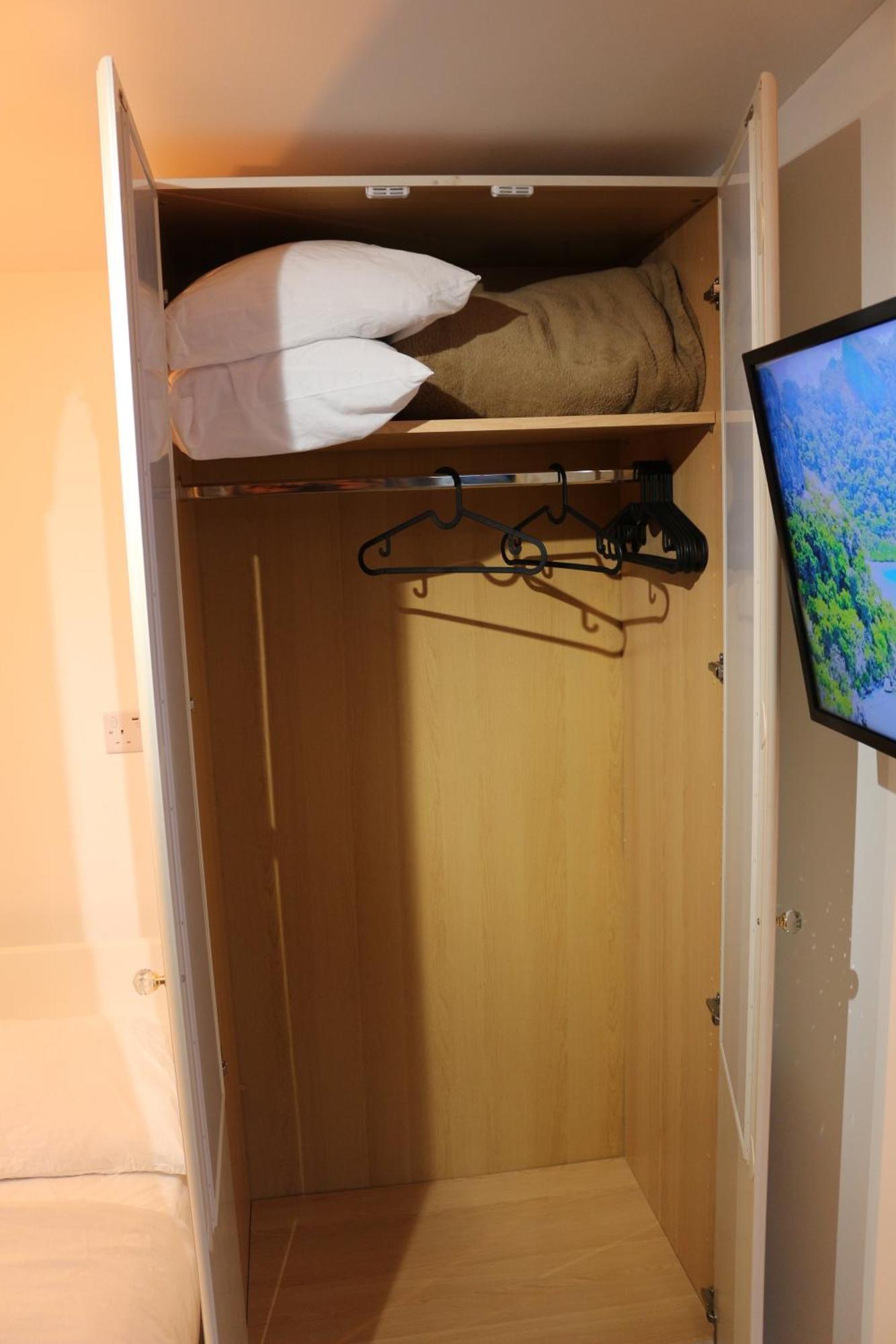Self Contained, Double Bed Studio, Private Kitchen, Private Bath, Walking Distance To Harry Potter Уотфорд Екстериор снимка