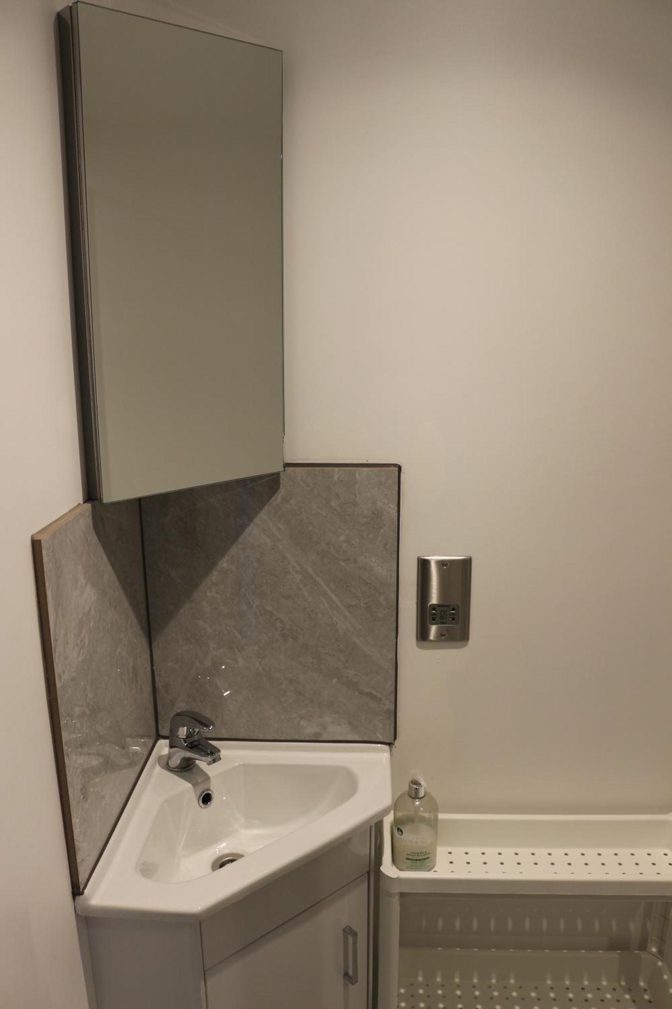 Self Contained, Double Bed Studio, Private Kitchen, Private Bath, Walking Distance To Harry Potter Уотфорд Екстериор снимка
