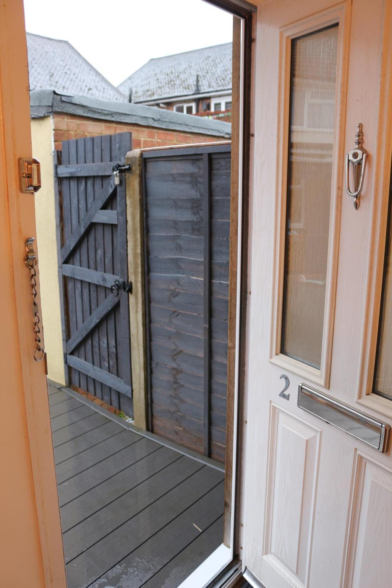 Self Contained, Double Bed Studio, Private Kitchen, Private Bath, Walking Distance To Harry Potter Уотфорд Екстериор снимка