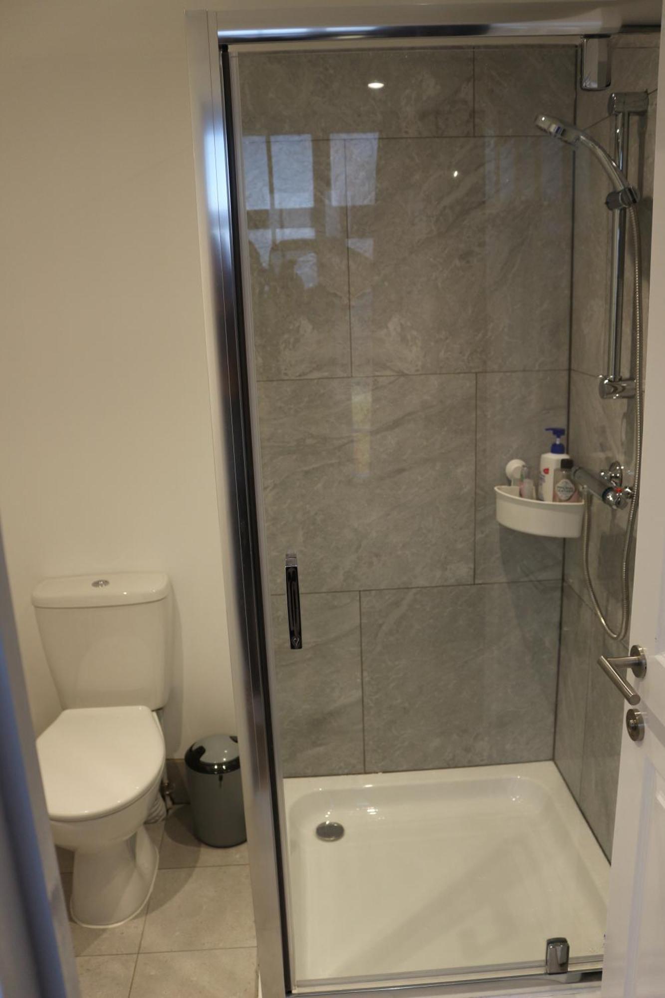 Self Contained, Double Bed Studio, Private Kitchen, Private Bath, Walking Distance To Harry Potter Уотфорд Екстериор снимка