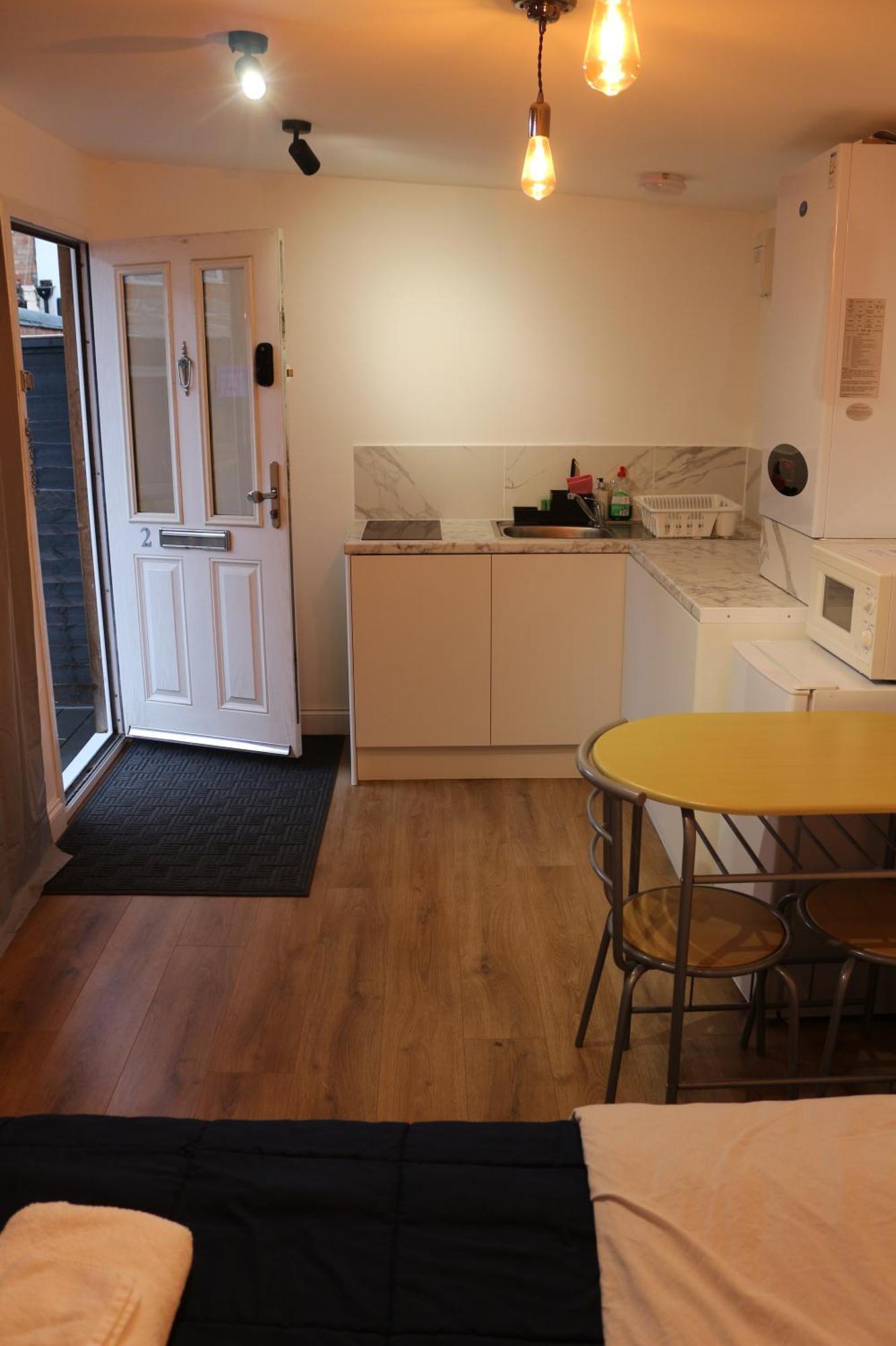 Self Contained, Double Bed Studio, Private Kitchen, Private Bath, Walking Distance To Harry Potter Уотфорд Екстериор снимка
