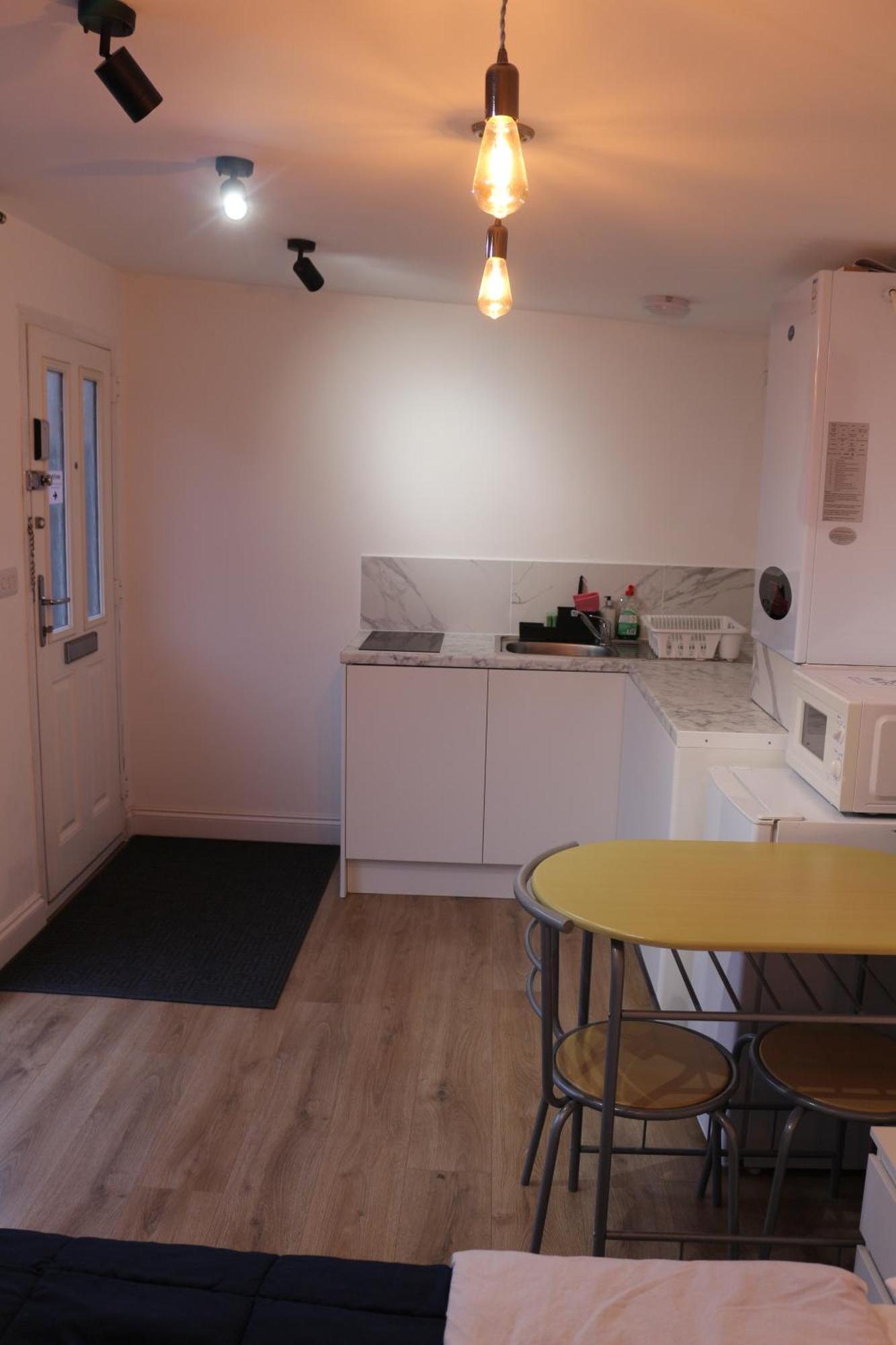 Self Contained, Double Bed Studio, Private Kitchen, Private Bath, Walking Distance To Harry Potter Уотфорд Екстериор снимка