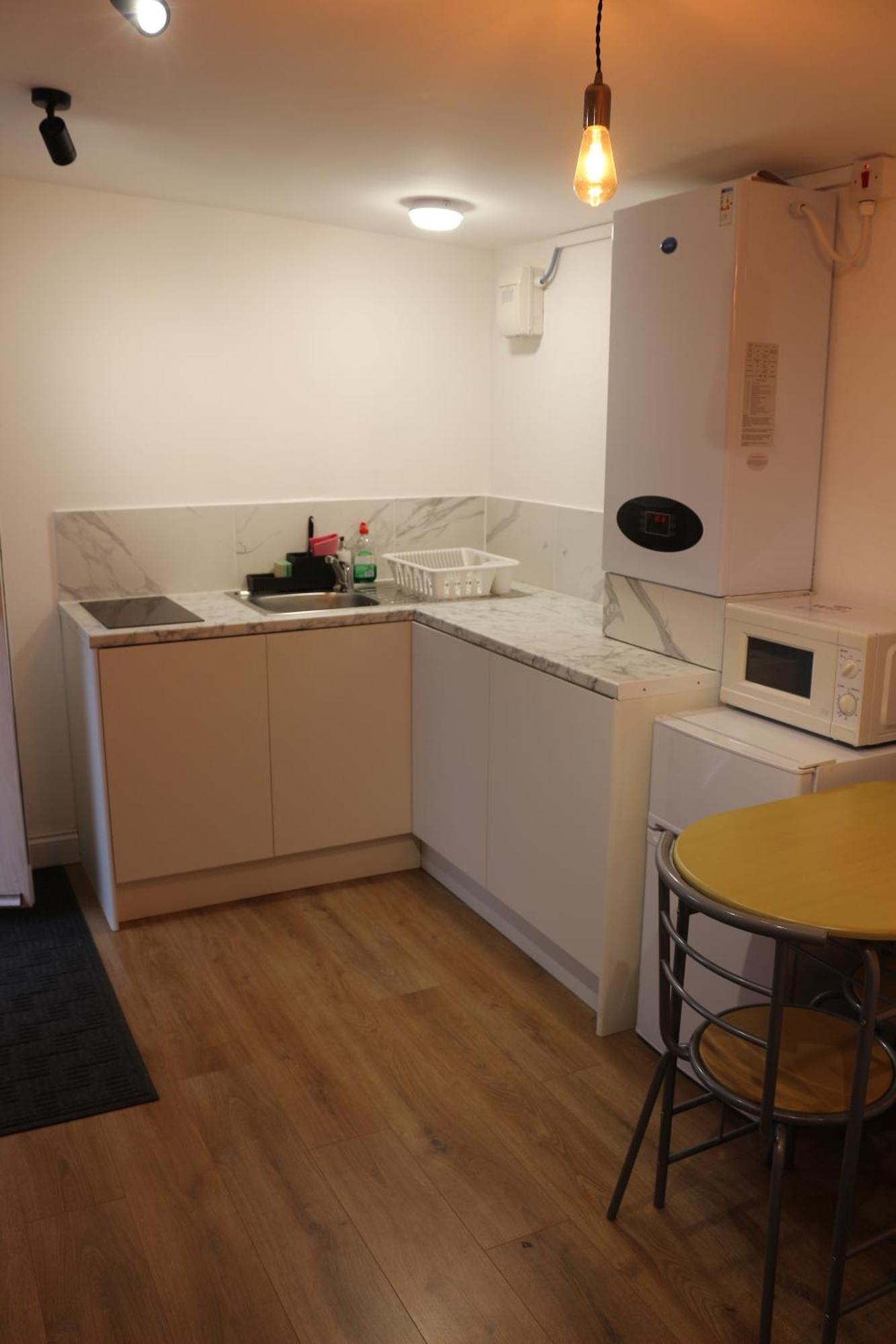 Self Contained, Double Bed Studio, Private Kitchen, Private Bath, Walking Distance To Harry Potter Уотфорд Екстериор снимка