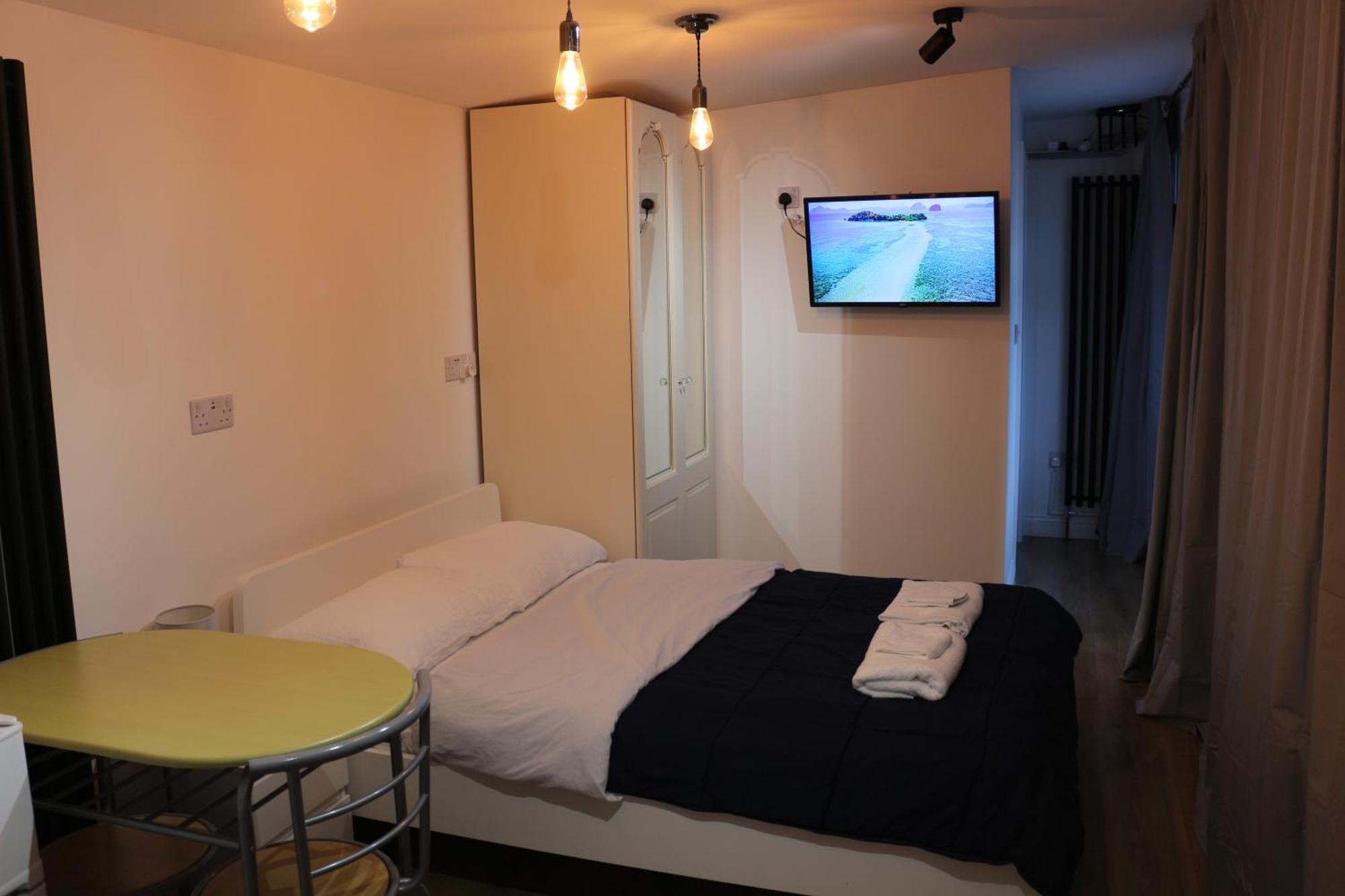 Self Contained, Double Bed Studio, Private Kitchen, Private Bath, Walking Distance To Harry Potter Уотфорд Екстериор снимка