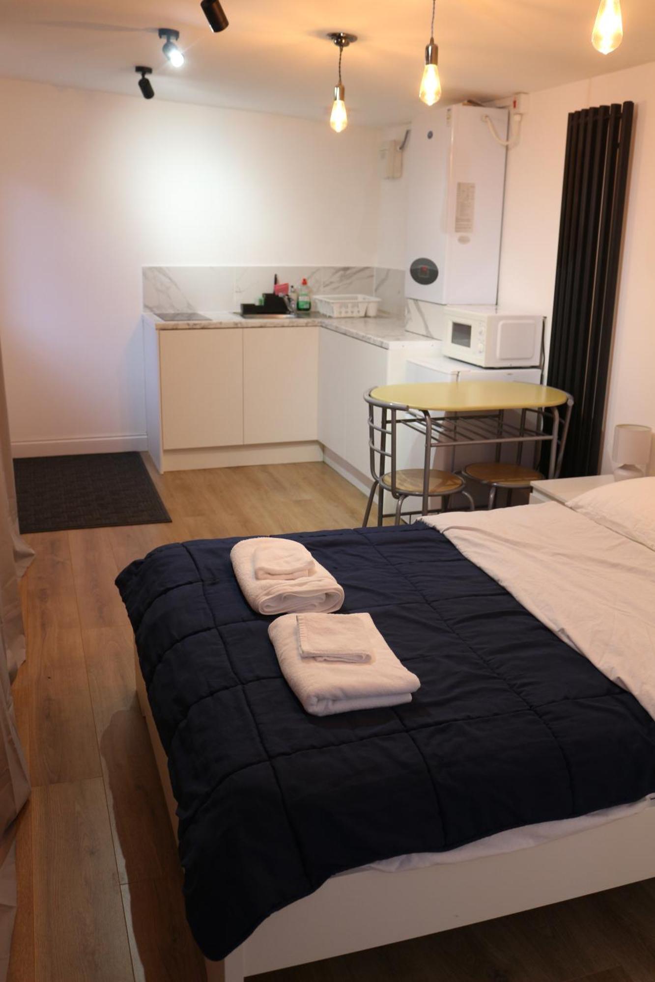 Self Contained, Double Bed Studio, Private Kitchen, Private Bath, Walking Distance To Harry Potter Уотфорд Екстериор снимка