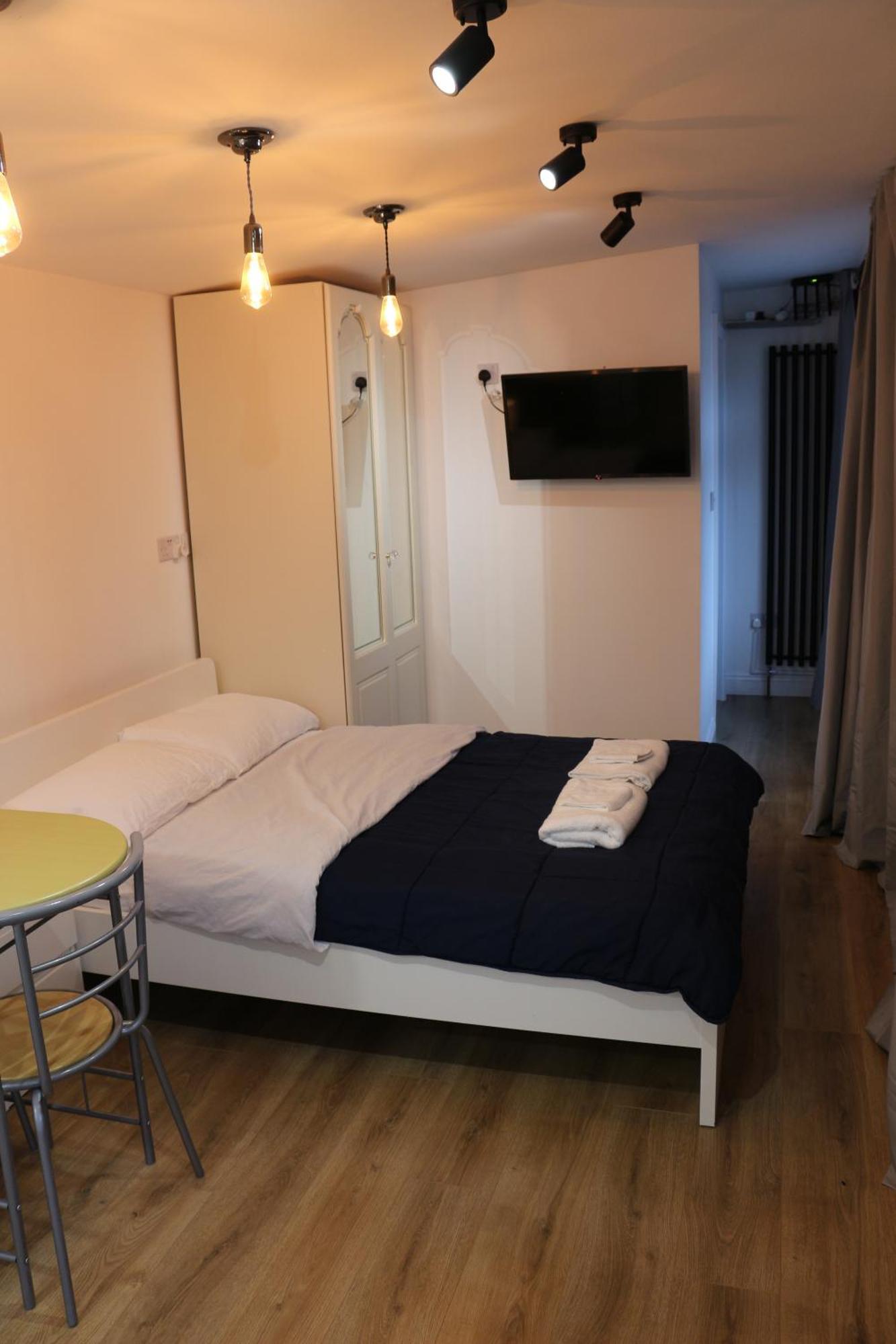Self Contained, Double Bed Studio, Private Kitchen, Private Bath, Walking Distance To Harry Potter Уотфорд Екстериор снимка