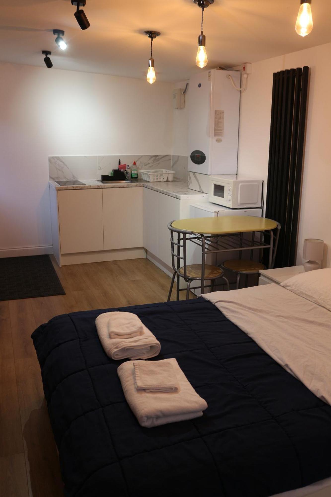 Self Contained, Double Bed Studio, Private Kitchen, Private Bath, Walking Distance To Harry Potter Уотфорд Екстериор снимка