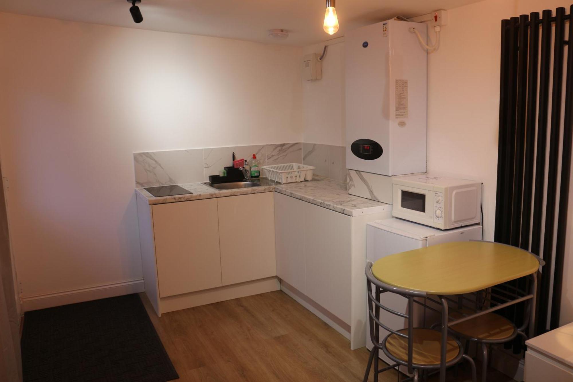 Self Contained, Double Bed Studio, Private Kitchen, Private Bath, Walking Distance To Harry Potter Уотфорд Екстериор снимка